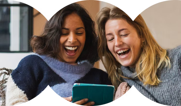 Immagine di due amiche che seguono uno show in streaming 